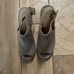 Universal threads platform sandals sz 6.5M